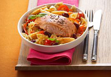Wildlachs gebraten mit mexikanischem Nudelsalat