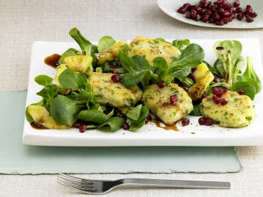Fruchtiger Feldsalat mit Kartoffelplätzchen