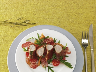 Gebratener Kaninchenrückenspieß mit Tomaten-Brot-Salat