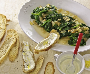 Gedünsteter Spinat mit Knoblauchbaguette
