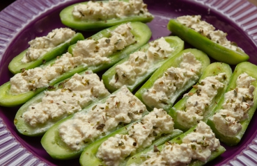 Gefüllte Gurken mit Thunfisch-Kapern-Reis