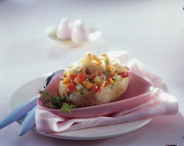 Gefüllte Ofenkartoffel mit Shrimps und Gemüse