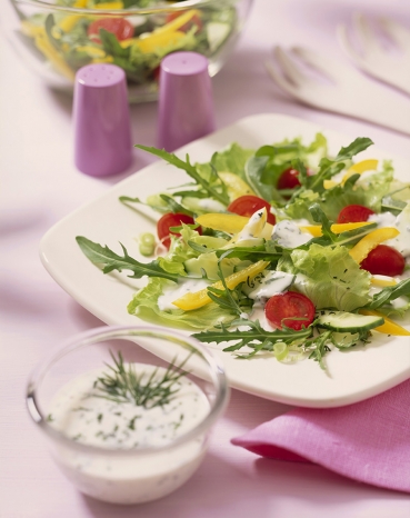 Gemischter Salat mit feinem Dilldressing