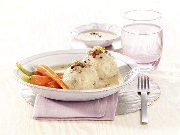 Geräucherte Fischbällchen in heller Sauce