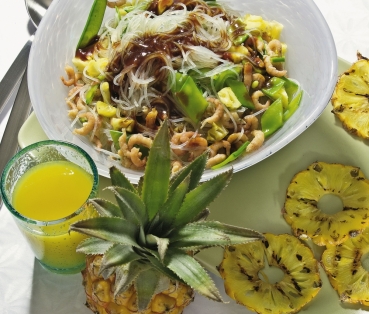 Glasnudelsalat mit gegrillter Babyananas