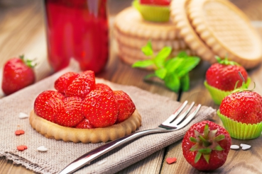 Grieß-Mandel-Törtchen mit Erdbeeren