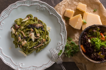 Grüne Tagliatelle mit Gorgonzola-Pilzrahm