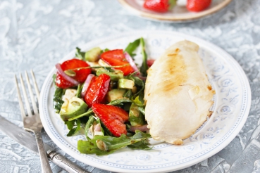 Grüner Salat mit gebratener Hähnchenbrust und Erdbeeren