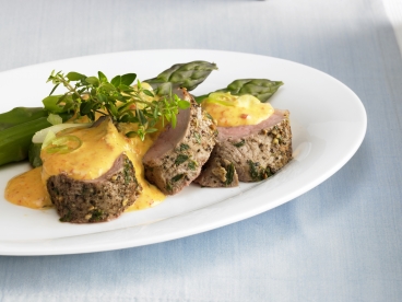 Grüner Spargel mit Frühlingszwiebel-Paprika-Hollandaise und Kräuterfilet