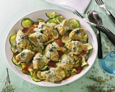 Grünkernnocken auf Zucchinigemüse