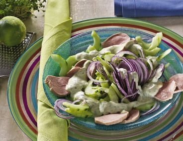 Gurkensalat mit roten Zwiebeln
