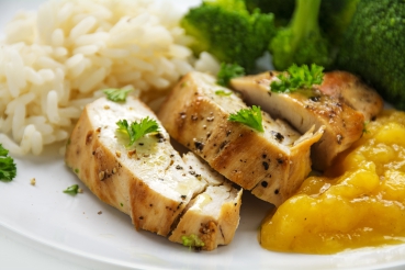 Hähnchenbrustfilets mit Curry-Sauce, Kokosreis und Brokkoli