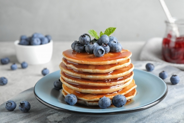 Heidelbeer-Pancakes mit Ahornsirup