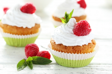 Himbeer-Muffins mit Baiserhäubchen