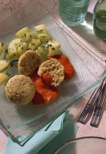 Hirseklößchen auf Paprikasoße