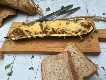 Gefüllte Zucchini-Schiffchen auf Tomatenreis