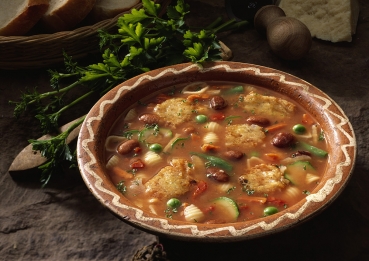Italienischer Gemüsetopf mit Käse-Puffern