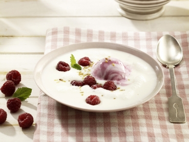 Joghurtsuppe mit Himbeeren