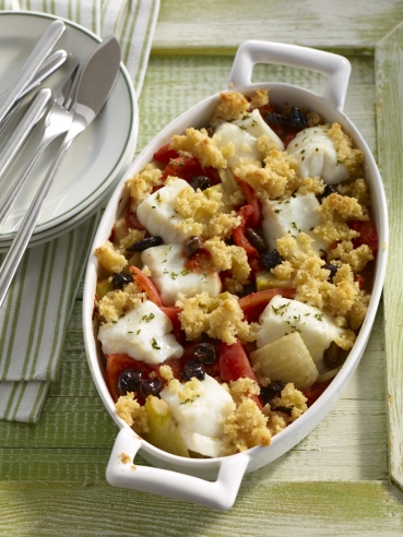 Kabeljau mit Fenchel, schwarzen Oliven und Tomaten im Ofen überbacken