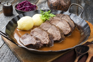 Kalbsrahmbraten mit garnierten Knödeln