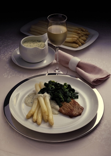 Kalbsschnitzel mit Spargel und Blattspinat