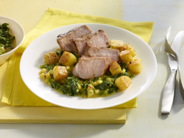 Kalbssteaks auf Curry-Kokosspinat und karamellisierten Kartoffelwürfeln