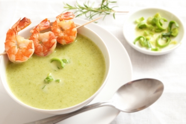 Kalte Gurkensuppe mit Garnelen