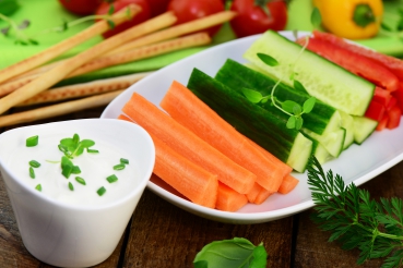 Knabber-Gemüsesticks mit peppigem Dip