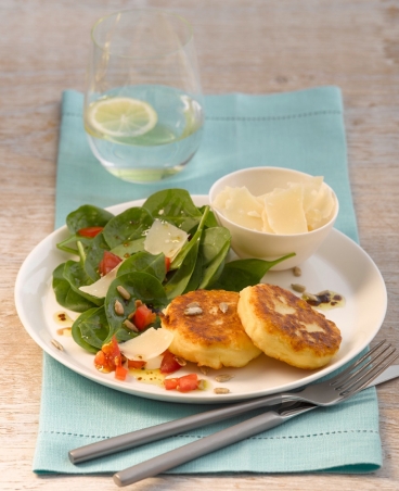 Kartoffeltaler mit Spinat-Tomaten-Salat