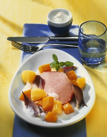 Kasseler auf pikantem Kürbis-Kartoffelgemüse