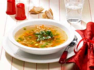 Klare Gemüsebouillon mit Pfannkuchensternen