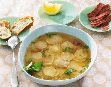 Klare Pastinakensuppe mit Cornedbeef
