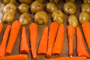 Knusprige Kartoffeln und Möhren vom Blech