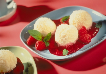 Kokosbällchen mit Himbeeren