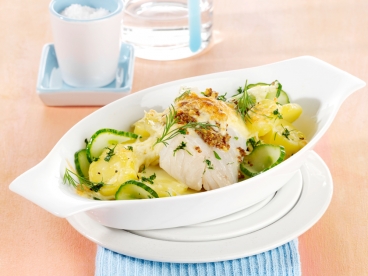 Lachsfilet auf Kartoffel-Gurken-Scheiben