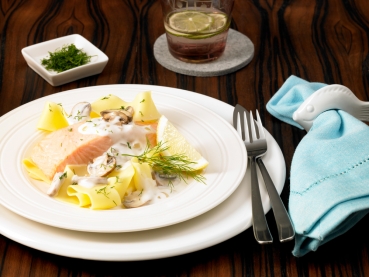 Lachsfilet auf Pappardelle und Waldpilzsauce