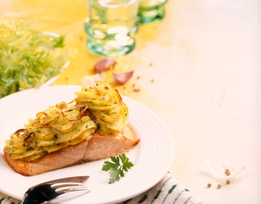 Lachsfilet mit Püree-Kräuterkruste