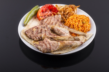 Lammkoteletts mit Bulgursalat