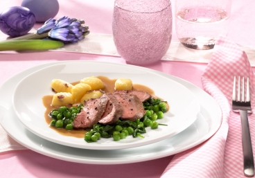 Lammlachse auf Rucola und Erbsen