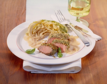 Lammrückenfilet mit Basilikumkruste auf Zwiebelwirsing