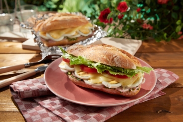Leckeres Kräuterbaguette mit Käse und Ei