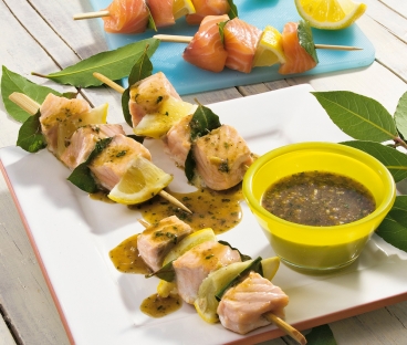 Lorbeer-Lachs-Spieße mit lauwarmer Vinaigrette