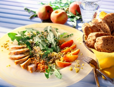 Löwenzahnsalat mit Pfirsich und Hähnchenbrust