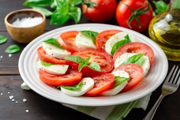 Mozzarella-Tomatensalat mit Vollkornbrot