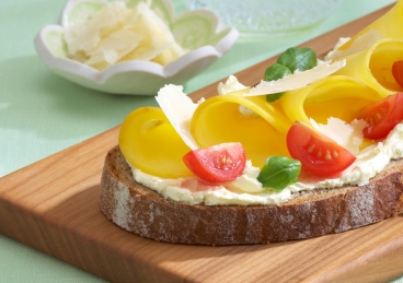 Luftiges Tomaten-Mango-Brot mit Parmesan