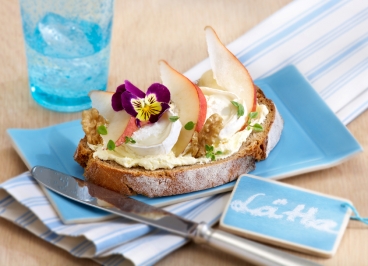 Luftiges Ziegenkäse-Brot mit Birnenspalten