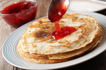 Mandel-Pfannkuchen mit Hagebuttenmark
