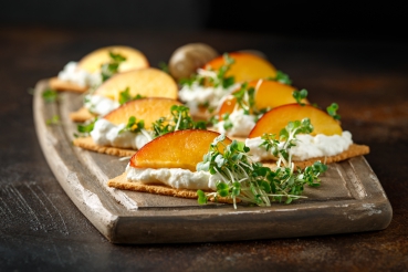 Knäckebrot mit Hüttenkäse und Pfirsich