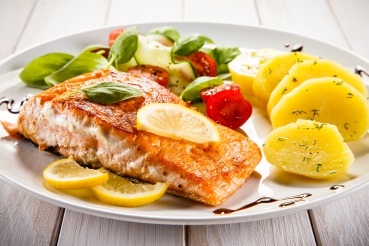 Marinierter Lachs auf Kartoffelscheiben