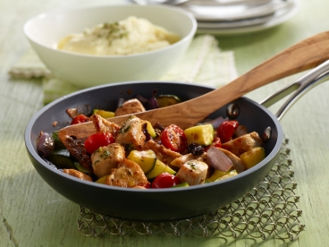 Mediterrane Hähnchenpfanne mit Kirschtomaten, Zucchini und Oliven